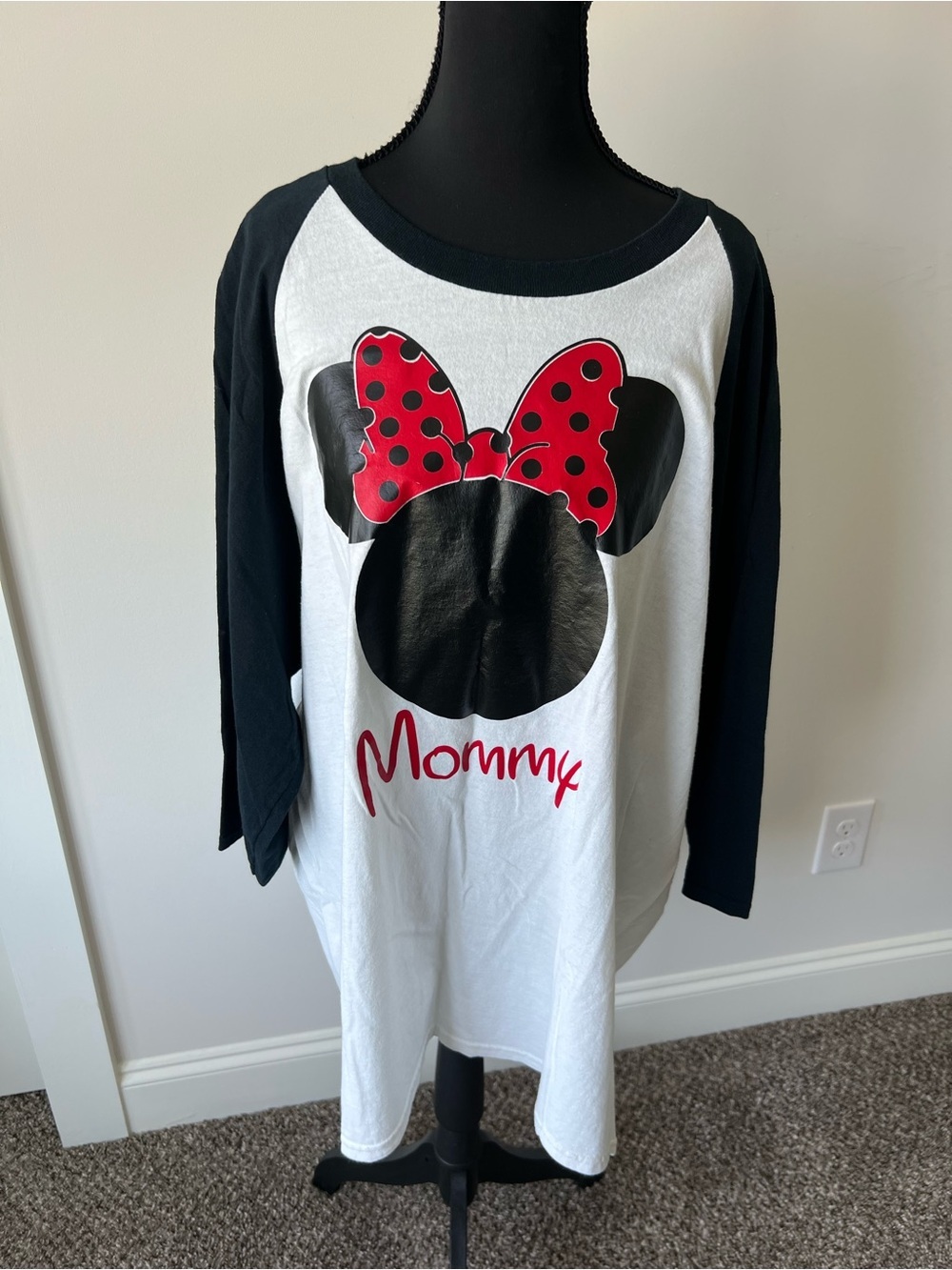 Mommy Minnie Mouse Graphic Raglan Tee - White & Black with Red Bow